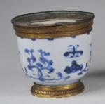 COUPES (paire de) en porcelaine de Chine à décor en...