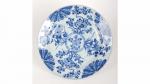 CHINE. Grand plat circulaire à décor en camaïeu bleu de...