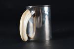 TIMBALE cylindrique en argent anglais, anses en dent de phacochère....