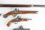 LOT de reproductions d'armes à feu anciennes, silex, comprenant un...