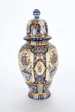 ROUEN modernes - Paire de vases couverts en faïence. H.40...
