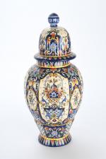 ROUEN modernes - Paire de vases couverts en faïence. H.40...