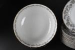 BERNARDAUD, modèle Alençon - Service d'assiettes en porcelaine comprenant 24...