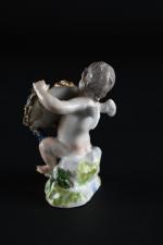 SAXE XIXème, angelot tenant un cartouche fleuri, sur tertre. Porcelaine....