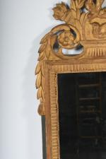 MIROIR à cadre en bois sculpté cannelé et décor de...