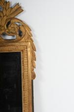 MIROIR à cadre en bois sculpté cannelé et décor de...