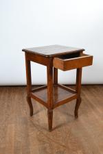 TABLE (petite) desserte de forme carré, montants droits réunis d'une...