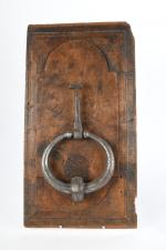 HEURTOIR de porte en bronze sur panneau mouluré, 17ème siècle....