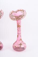 VASES (paire de) cornet en verre à collerette, décor floral...