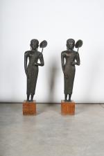 THAILANDE, XXème siècle - Paire de divinités en bronze à...
