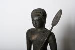 THAILANDE, XXème siècle - Paire de divinités en bronze à...
