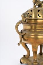 CHINE, XIXème siècle. Brûle-parfum en bronze. Porte une marque gravée...