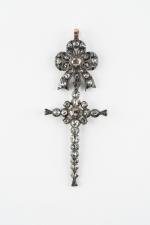CROIX provençale d'Arles dite croix "Marie Antoinette", en argent sertie...
