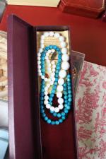 * LOT (très important) de bijoux fantaisies dont colliers, bracelets,...