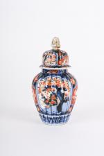 JAPON (vers 1900). Petit vase couvert à décor Imari. H....
