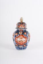 JAPON (vers 1900). Petit vase couvert à décor Imari. H....