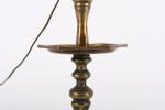PIQUE-CIERGE en bronze et laiton monté en lampe, composé d'éléments...