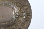 PLATEAU ovale en métal argenté décor en repoussé et gravé...