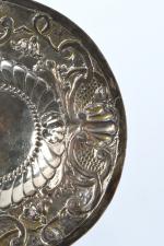 PLATEAU ovale en métal argenté décor en repoussé et gravé...