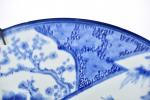 JAPON, vers 1900. Grand plat à décor bleu blanc. Accidents....