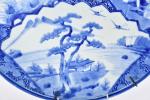 JAPON, vers 1900. Grand plat à décor bleu blanc. Accidents....