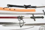 ARMES (lot d') blanches, reproductions modernes : cinq épées, deux...