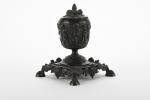 ENCRIER forme urne à décor de putti sur base à...