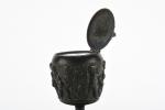 ENCRIER forme urne à décor de putti sur base à...