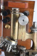 STIASINIE PARIS - Microscope en bronze et laiton dans son...