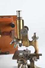 STIASINIE PARIS - Microscope en bronze et laiton dans son...