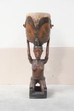 TAMBOUR africain, 1ere moitié du XXème siècle. H. 96 cm.