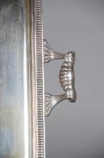 PLATEAU rectangulaire à anses en métal argenté, bordure godronnée. 65...
