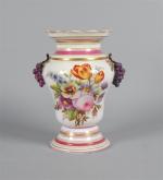 PARIS (19ème). Vase balustre en porcelaine à décor floral, les...