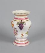 PARIS (19ème). Vase balustre en porcelaine à décor floral, les...
