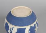 VASE circulaire en porcelaine de Wedgwood, fond bleu décor blanc....