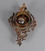CARTEL (petit) d'applique en bronze verni, cadran circulaire émaillé, décor...