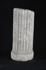 FRAGMENT de colonnette en marbre. Restauration. H. 25 - Diam....