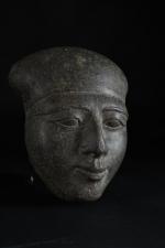 TETE égyptienne au large sourire provenant d'une statue ou d'un...