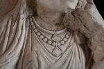 RELIEF funéraire de Palmyre. Buste en haut-relief d'une femme élégamment...