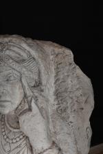 RELIEF funéraire de Palmyre. Buste en haut-relief d'une femme élégamment...