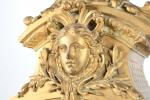 GARNITURE de CHEMINEE (importante) en bronze richement ciselé et doré...