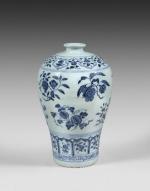 Vase de forme meiping en porcelaine à décor bleu sous couverte. Chine, période Yongle (1403-1424) H. 36 cm.