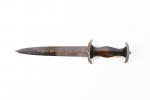 REPRODUCTION d'une dague, modèle 1936. Poignée en bois et fourreau...