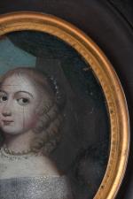 MINIATURE ovale. « Portrait de jeune femme aux anglaises »...