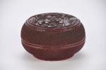CHINE, XIXème siècle - Boite ronde en laque rouge, décor...