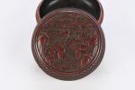 CHINE, XIXème siècle - Boite ronde en laque rouge, décor...