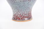 CHINE, moderne. Vase balustre en porcelaine, à décor rouge et...