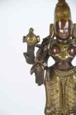 INDE, XVIIème siècle. Statuette en bronze à deux patines brune...