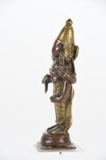 INDE, XVIIème siècle. Statuette en bronze à deux patines brune...