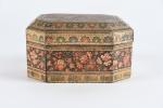 INDO-PERSAN, XIXème siècle - BOITE cubique couverte à pans coupés...